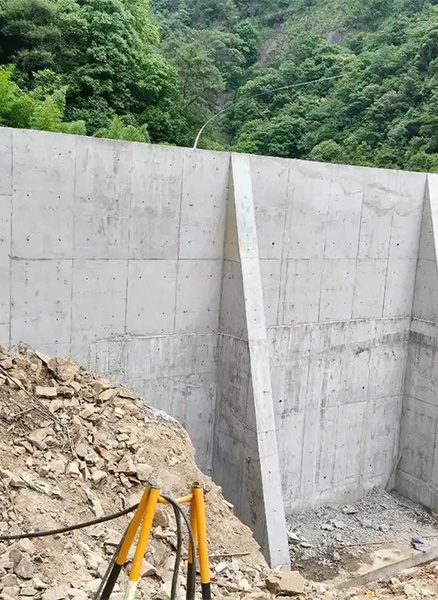 泰州泰兴重力式挡土墙